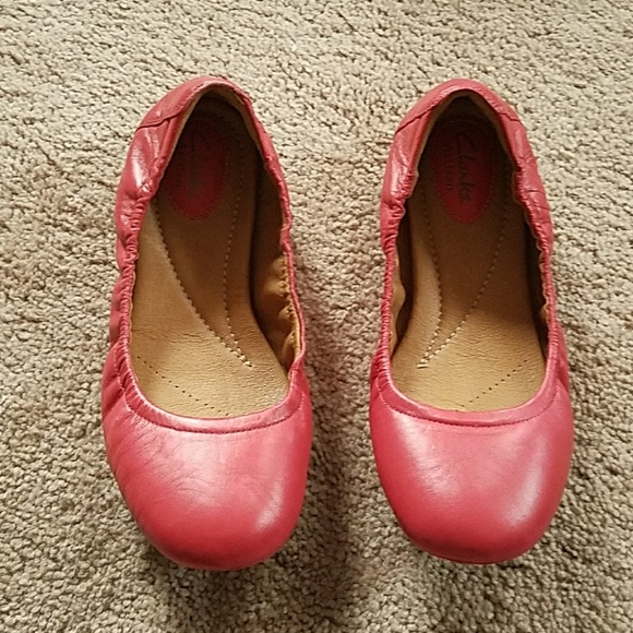 clarks flats red